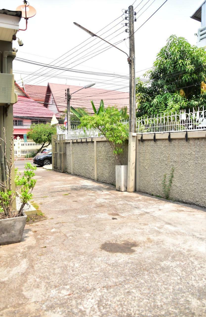 Baan Rare Pensión Udon Thani Exterior foto